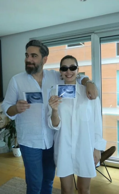 Неслихан Атагюль поделилась кадрами на 20-й неделе беременности